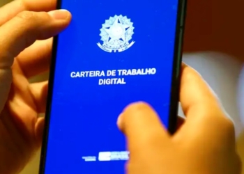 Geração Z prioriza crescimento na carreira ao escolher emprego, mostra pesquisa do CIEE 2 GAZETA MERCANTIL Geração Z Prioriza Crescimento Na Carreira Ao Escolher Emprego, Mostra Pesquisa Do Ciee Levantamento Com Jovens De 14 A 24 Anos Indica Que Oportunidade De Desenvolvimento Pesa Mais Do Que Remuneração E Flexibilidade Na Decisão Sobre Onde Trabalhar A Oportunidade De Crescimento Profissional É O Principal Fator Levado Em Conta Por Jovens De 14 A 24 Anos Na Hora De Aceitar Ou Recusar Um Emprego, Segundo Pesquisa Realizada Pelo Instituto Locomotiva A Pedido Do Centro De Integração Empresa-Escola (Ciee), Divulgada Nesta Quarta-Feira (3). O Estudo Mostra Que, Embora Remuneração E Benefícios Sejam Considerados Importantes Por 79% Dos Entrevistados, O Fator Mais Decisivo Para A Escolha De Uma Empresa É A Possibilidade De Desenvolvimento Na Carreira, Contrariando A Percepção De Que A Geração Z Prioriza Sobretudo Home Office Ou Modelos De Trabalho Mais Flexíveis. O Levantamento Ouviu Jovens Em Todo O Brasil, Em Uma Faixa Etária Que Reúne Principalmente Integrantes Da Geração Z, Formada Por Nascidos Entre 1997 E 2009, E Parte Da Geração Alpha, Composta Por Nascidos A Partir De 2010. O Público Pesquisado Está Em Fase De Entrada No Mercado De Trabalho, Muitas Vezes Conciliando Emprego, Estágio Ou Aprendizagem Com Ensino Médio, Curso Técnico Ou Faculdade. Os Dados Indicam Que 98% Dos Jovens Sonham Em Trabalhar Em Empresas Que Valorizam O Desenvolvimento Profissional. A Pesquisa Também Mostra Que 54% Apontam A Oportunidade De Crescimento Como O Principal Critério Para Escolher Uma Vaga. A Boa Remuneração Aparece Em Segundo Lugar, Com 43% Das Respostas, Enquanto Um Ambiente De Trabalho Agradável Ocupa A Terceira Posição, Mencionado Por 31% Dos Participantes. A Flexibilidade De Trabalho, Frequentemente Associada Às Novas Gerações No Debate Corporativo, Aparece Apenas Em Quinto Lugar, Citada Por 20% Dos Jovens Como Fator Decisivo. Para O Ciee, O Resultado Relativiza A Ideia De Que Os Profissionais Mais Jovens Rejeitam Modelos Presenciais Ou Condicionam Sua Escolha Profissional Prioritariamente Ao Trabalho Remoto. Crescimento Profissional Supera Remuneração Na Decisão A Pesquisa Reforça Que A Entrada No Mercado De Trabalho Continua Sendo Vista Pelos Jovens Como Um Caminho De Construção De Carreira. Embora Salário E Benefícios Tenham Peso Relevante, A Possibilidade De Aprender, Evoluir E Ocupar Novas Posições Aparece Como Elemento Mais Determinante Na Escolha De Uma Empresa. Esse Dado Tem Impacto Direto Sobre Empregadores Que Disputam Talentos Em Início De Carreira. Empresas Que Oferecem Programas Estruturados De Estágio, Aprendizagem, Trilhas De Capacitação, Mentoria E Perspectiva Real De Progressão Tendem A Se Tornar Mais Competitivas Na Atração E Retenção Desse Público. A Remuneração Permanece Relevante. O Fato De 79% Dos Entrevistados Considerarem Salário E Benefícios Importantes Mostra Que A Geração Z Não Ignora Aspectos Financeiros. O Que O Levantamento Indica É Que A Compensação Econômica, Sozinha, Não Basta Para Definir A Empresa Ideal. Para Jovens Em Fase Inicial De Trajetória Profissional, O Primeiro Emprego, O Estágio Ou O Programa De Aprendizagem Costumam Ter Peso Estratégico Na Formação De Competências. A Escolha Da Empresa Pode Influenciar O Acesso A Novas Oportunidades, O Aprendizado Técnico, A Construção De Rede De Contatos E A Definição De Caminhos Profissionais. O Resultado Também Sugere Que Companhias Com Baixa Capacidade De Desenvolvimento Interno Podem Enfrentar Dificuldades Para Manter Jovens Talentos, Mesmo Oferecendo Remuneração Compatível Com O Mercado. Home Office Não Lidera Prioridades Dos Jovens Um Dos Pontos Centrais Do Levantamento É A Posição Da Flexibilidade Na Lista De Prioridades. Apesar De O Trabalho Remoto Ter Ganhado Força Desde A Pandemia E Continuar Sendo Debatido Por Empresas E Trabalhadores, Apenas 20% Dos Jovens Pesquisados Apontaram A Flexibilidade Como Fator Decisivo Na Escolha De Uma Vaga. O Dado Contrasta Com A Visão Recorrente De Que A Geração Z Teria Como Principal Demanda O Home Office Ou A Recusa A Modelos Tradicionais De Trabalho. Para O Ciee, A Pesquisa Mostra Um Quadro Mais Amplo E Menos Simplificado. Rodrigo Dib, Superintendente De Institucional Do Ciee, Afirma Que O Jovem De Hoje Busca Um Ambiente De Trabalho Saudável, Com Bom Clima, Respeito À Individualidade E Preocupação Real Com Seu Desenvolvimento. Segundo Ele, Esses Fatores Se Sobrepõem À Discussão Isolada Sobre Trabalho Presencial Ou Remoto. A Leitura Do Estudo Não Elimina A Importância Da Flexibilidade. O Dado Indica, Porém, Que Ela Aparece Como Parte De Um Conjunto Maior De Expectativas, E Não Como O Principal Critério De Decisão. Para Jovens Em Início De Carreira, A Convivência Presencial, A Troca Com Lideranças E O Aprendizado Prático Ainda Podem Ter Peso Relevante. Essa Constatação É Especialmente Importante Para Programas De Estágio E Aprendizagem. Nesses Formatos, O Desenvolvimento Profissional Depende Não Apenas Da Execução De Tarefas, Mas Também De Acompanhamento, Integração À Cultura Da Empresa, Feedbacks Frequentes E Exposição A Diferentes Áreas De Atuação. Ambiente Saudável Ganha Peso Na Retenção O Ambiente De Trabalho Aparece Entre Os Três Fatores Mais Citados Pelos Jovens. Para 31% Dos Entrevistados, Um Local Agradável É Decisivo Na Escolha De Uma Empresa. O Dado Reforça A Importância Do Clima Organizacional Na Atração De Profissionais Em Início De Carreira. Empresas Que Mantêm Ambientes Marcados Por Comunicação Ruim, Excesso De Pressão, Ausência De Feedback, Baixa Inclusão Ou Relações Hierárquicas Pouco Saudáveis Tendem A Enfrentar Maior Rotatividade Entre Jovens Trabalhadores. A Pesquisa Indica Que Esse Público Valoriza Não Apenas A Vaga Em Si, Mas A Experiência Cotidiana De Trabalho. O Tema Dialoga Com Mudanças Mais Amplas No Mercado. Nos Últimos Anos, Discussões Sobre Cultura Corporativa, Saúde Mental, Diversidade, Equilíbrio Entre Vida Profissional E Pessoal E Segurança Psicológica Passaram A Ocupar Espaço Maior Nas Estratégias De Recursos Humanos. Para A Geração Z, Essas Pautas Fazem Parte Da Avaliação Sobre O Futuro Profissional. A Permanência Em Uma Companhia Depende Da Percepção De Que O Ambiente Permite Crescimento Sem Comprometer Bem-Estar, Identidade E Qualidade Das Relações De Trabalho. Esse Comportamento Impõe Novos Desafios Às Lideranças. Gestores Que Lidam Com Jovens Profissionais Precisam Oferecer Orientação Clara, Metas Realistas, Escuta Ativa E Oportunidades De Aprendizado. O Modelo Baseado Apenas Em Cobrança E Execução Tende A Perder Eficácia Na Retenção Desse Público. Saúde Mental Passa A Ser Critério De Escolha A Saúde Mental Aparece Como Um Tema Central Na Pesquisa. Segundo O Levantamento, 98% Dos Jovens Concordam Que É Muito Importante Trabalhar Em Uma Empresa Que Valoriza Esse Aspecto. O Dado Mostra Que O Bem-Estar Psicológico Deixou De Ser Assunto Periférico No Mercado De Trabalho. A Preocupação Acompanha Um Movimento Institucional Mais Amplo. A Atualização Da Norma Regulamentadora Nº 1 Passou A Incluir Riscos Psicossociais Entre As Avaliações De Saúde Trabalhista, Ampliando A Responsabilidade Das Empresas Sobre Fatores Que Podem Afetar A Saúde Dos Trabalhadores. Entre Jovens Profissionais, A Atenção À Saúde Mental Pode Ter Relação Com A Fase De Transição Para A Vida Adulta, A Pressão Por Qualificação, A Instabilidade Econômica, A Busca Pelo Primeiro Emprego E A Necessidade De Conciliar Estudo E Trabalho. Esse Conjunto Torna O Início Da Carreira Um Período Particularmente Sensível. Para As Empresas, O Dado Representa Um Alerta. Políticas De Saúde Mental Não Podem Se Limitar A Campanhas Internas Ou Ações Pontuais. A Percepção Dos Jovens Tende A Ser Moldada Por Práticas Concretas, Como Carga De Trabalho, Qualidade Da Liderança, Canais De Apoio, Prevenção Ao Assédio, Respeito À Diversidade E Equilíbrio Entre Cobrança E Desenvolvimento. Dib Afirma Que As Companhias Que Quiserem Desenvolver E Reter Bons Talentos Desde Cedo Precisam Se Afastar De Estereótipos. Segundo Ele, É Necessário Olhar Para Cada Colaborador Como Único, Entender Motivações Individuais E Combinar Esse Cuidado Com Remuneração Justa. Renome Da Empresa Ainda Influencia Escolha A Pesquisa Também Aponta Que 24% Dos Jovens Citam O Renome E A Tradição Da Empresa Como Fator Relevante Na Escolha De Um Emprego. O Dado Aparece Em Quarto Lugar Na Lista De Prioridades, À Frente Da Flexibilidade De Trabalho. Esse Resultado Contraria A Percepção De Que Os Jovens Teriam Abandonado O Interesse Por Empresas Tradicionais. Apesar Do Avanço De Novas Formas De Renda, Profissões Digitais E Atividades Informais Ligadas À Internet, Companhias Reconhecidas Continuam Exercendo Atração Sobre Quem Está Começando A Carreira. Para Muitos Jovens, Trabalhar Em Uma Empresa De Nome Conhecido Pode Representar Acesso A Melhor Formação Profissional, Reputação No Currículo, Rede De Contatos E Maior Segurança. A Marca Empregadora Continua Sendo Um Ativo Importante Na Disputa Por Talentos. O Ciee Avalia Que As Novas Possibilidades De Renda Na Internet Não Significam Rejeição Ao Trabalho Formal. Elas Ampliam O Repertório De Alternativas, Mas Não Substituem Necessariamente O Desejo De Ingressar Em Empresas Estruturadas. A Informalidade, Segundo Essa Leitura, Não É Um Fenômeno Novo Na Economia. O Que Mudou Foi A Visibilidade De Algumas Atividades Digitais, Que Passaram A Ganhar Mais Repercussão Pública E A Alimentar A Percepção De Que Jovens Preferem Caminhos Totalmente Independentes. Empresas Precisam Rever Estereótipos Sobre A Geração Z Os Resultados Da Pesquisa Indicam Que A Geração Z Busca Desenvolvimento, Remuneração Justa, Ambiente Saudável, Empresas Reconhecidas E Algum Grau De Flexibilidade. A Combinação Desses Fatores Mostra Um Perfil Mais Pragmático Do Que A Caricatura Frequentemente Associada Aos Jovens No Mercado De Trabalho. Para Empregadores, O Estudo Sugere Que A Atração E A Retenção Desse Público Dependem Menos De Fórmulas Simplificadas E Mais De Uma Estratégia Consistente De Gestão De Pessoas. Crescimento Profissional, Saúde Mental E Clima Organizacional Aparecem Como Temas Centrais. A Disputa Por Jovens Talentos Tende A Crescer Em Um Mercado Marcado Por Transformação Tecnológica, Novas Competências E Mudanças Nas Relações De Trabalho. Empresas Que Conseguirem Oferecer Trilhas Claras De Desenvolvimento Podem Formar Profissionais Alinhados À Sua Cultura E Reduzir Custos De Rotatividade. Ao Mesmo Tempo, Companhias Que Tratam Os Jovens Como Um Grupo Homogêneo Ou Que Ignoram Suas Expectativas Correm O Risco De Perder Engajamento. A Pesquisa Mostra Que Esse Público Valoriza Pertencimento, Perspectiva E Respeito, Mas Também Considera Remuneração E Reputação Da Empresa. O Desafio Está Em Equilibrar Demandas Econômicas E Humanas. Para A Geração Que Entra Agora No Mercado, A Empresa Ideal Não É Definida Apenas Pelo Salário, Pelo Home Office Ou Pelo Nome Da Marca, Mas Pela Capacidade De Oferecer Um Ambiente Em Que Seja Possível Crescer, Aprender E Permanecer Com Saúde. Pesquisa Amplia Debate Sobre O Futuro Do Trabalho O Levantamento Do Ciee E Do Instituto Locomotiva Adiciona Novos Elementos Ao Debate Sobre A Geração Z No Mercado De Trabalho. Em Vez De Confirmar Estereótipos Sobre Baixa Adesão A Empregos Tradicionais Ou Preferência Absoluta Por Flexibilidade, Os Dados Mostram Jovens Interessados Em Carreira, Desenvolvimento E Ambientes Profissionais Mais Saudáveis. A Prioridade Dada À Oportunidade De Crescimento Indica Que A Entrada No Mercado Formal Ainda Tem Valor Estratégico Para Essa Geração. A Remuneração Continua Relevante, Mas Aparece Acompanhada De Expectativas Relacionadas A Formação, Reconhecimento, Saúde Mental E Clima Organizacional. Para Empresas, O Recado É Direto: Programas Voltados A Jovens Precisam Ir Além Da Contratação. A Permanência Desse Público Depende De Acompanhamento, Aprendizado, Liderança Preparada E Perspectiva Concreta De Evolução. Em Um Mercado De Trabalho Em Transformação, A Geração Z Não Parece Rejeitar Empresas Tradicionais. O Que A Pesquisa Mostra É Uma Exigência Maior Por Coerência Entre Discurso E Prática, Especialmente Quando O Assunto Envolve Desenvolvimento Profissional E Bem-Estar. - Gazeta Mercantil