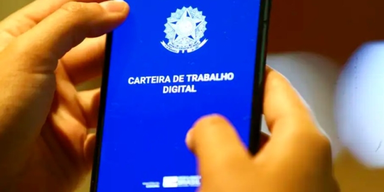 Geração Z prioriza crescimento na carreira ao escolher emprego, mostra pesquisa do CIEE 1 GAZETA MERCANTIL Geração Z Prioriza Crescimento Na Carreira Ao Escolher Emprego, Mostra Pesquisa Do Ciee Levantamento Com Jovens De 14 A 24 Anos Indica Que Oportunidade De Desenvolvimento Pesa Mais Do Que Remuneração E Flexibilidade Na Decisão Sobre Onde Trabalhar A Oportunidade De Crescimento Profissional É O Principal Fator Levado Em Conta Por Jovens De 14 A 24 Anos Na Hora De Aceitar Ou Recusar Um Emprego, Segundo Pesquisa Realizada Pelo Instituto Locomotiva A Pedido Do Centro De Integração Empresa-Escola (Ciee), Divulgada Nesta Quarta-Feira (3). O Estudo Mostra Que, Embora Remuneração E Benefícios Sejam Considerados Importantes Por 79% Dos Entrevistados, O Fator Mais Decisivo Para A Escolha De Uma Empresa É A Possibilidade De Desenvolvimento Na Carreira, Contrariando A Percepção De Que A Geração Z Prioriza Sobretudo Home Office Ou Modelos De Trabalho Mais Flexíveis. O Levantamento Ouviu Jovens Em Todo O Brasil, Em Uma Faixa Etária Que Reúne Principalmente Integrantes Da Geração Z, Formada Por Nascidos Entre 1997 E 2009, E Parte Da Geração Alpha, Composta Por Nascidos A Partir De 2010. O Público Pesquisado Está Em Fase De Entrada No Mercado De Trabalho, Muitas Vezes Conciliando Emprego, Estágio Ou Aprendizagem Com Ensino Médio, Curso Técnico Ou Faculdade. Os Dados Indicam Que 98% Dos Jovens Sonham Em Trabalhar Em Empresas Que Valorizam O Desenvolvimento Profissional. A Pesquisa Também Mostra Que 54% Apontam A Oportunidade De Crescimento Como O Principal Critério Para Escolher Uma Vaga. A Boa Remuneração Aparece Em Segundo Lugar, Com 43% Das Respostas, Enquanto Um Ambiente De Trabalho Agradável Ocupa A Terceira Posição, Mencionado Por 31% Dos Participantes. A Flexibilidade De Trabalho, Frequentemente Associada Às Novas Gerações No Debate Corporativo, Aparece Apenas Em Quinto Lugar, Citada Por 20% Dos Jovens Como Fator Decisivo. Para O Ciee, O Resultado Relativiza A Ideia De Que Os Profissionais Mais Jovens Rejeitam Modelos Presenciais Ou Condicionam Sua Escolha Profissional Prioritariamente Ao Trabalho Remoto. Crescimento Profissional Supera Remuneração Na Decisão A Pesquisa Reforça Que A Entrada No Mercado De Trabalho Continua Sendo Vista Pelos Jovens Como Um Caminho De Construção De Carreira. Embora Salário E Benefícios Tenham Peso Relevante, A Possibilidade De Aprender, Evoluir E Ocupar Novas Posições Aparece Como Elemento Mais Determinante Na Escolha De Uma Empresa. Esse Dado Tem Impacto Direto Sobre Empregadores Que Disputam Talentos Em Início De Carreira. Empresas Que Oferecem Programas Estruturados De Estágio, Aprendizagem, Trilhas De Capacitação, Mentoria E Perspectiva Real De Progressão Tendem A Se Tornar Mais Competitivas Na Atração E Retenção Desse Público. A Remuneração Permanece Relevante. O Fato De 79% Dos Entrevistados Considerarem Salário E Benefícios Importantes Mostra Que A Geração Z Não Ignora Aspectos Financeiros. O Que O Levantamento Indica É Que A Compensação Econômica, Sozinha, Não Basta Para Definir A Empresa Ideal. Para Jovens Em Fase Inicial De Trajetória Profissional, O Primeiro Emprego, O Estágio Ou O Programa De Aprendizagem Costumam Ter Peso Estratégico Na Formação De Competências. A Escolha Da Empresa Pode Influenciar O Acesso A Novas Oportunidades, O Aprendizado Técnico, A Construção De Rede De Contatos E A Definição De Caminhos Profissionais. O Resultado Também Sugere Que Companhias Com Baixa Capacidade De Desenvolvimento Interno Podem Enfrentar Dificuldades Para Manter Jovens Talentos, Mesmo Oferecendo Remuneração Compatível Com O Mercado. Home Office Não Lidera Prioridades Dos Jovens Um Dos Pontos Centrais Do Levantamento É A Posição Da Flexibilidade Na Lista De Prioridades. Apesar De O Trabalho Remoto Ter Ganhado Força Desde A Pandemia E Continuar Sendo Debatido Por Empresas E Trabalhadores, Apenas 20% Dos Jovens Pesquisados Apontaram A Flexibilidade Como Fator Decisivo Na Escolha De Uma Vaga. O Dado Contrasta Com A Visão Recorrente De Que A Geração Z Teria Como Principal Demanda O Home Office Ou A Recusa A Modelos Tradicionais De Trabalho. Para O Ciee, A Pesquisa Mostra Um Quadro Mais Amplo E Menos Simplificado. Rodrigo Dib, Superintendente De Institucional Do Ciee, Afirma Que O Jovem De Hoje Busca Um Ambiente De Trabalho Saudável, Com Bom Clima, Respeito À Individualidade E Preocupação Real Com Seu Desenvolvimento. Segundo Ele, Esses Fatores Se Sobrepõem À Discussão Isolada Sobre Trabalho Presencial Ou Remoto. A Leitura Do Estudo Não Elimina A Importância Da Flexibilidade. O Dado Indica, Porém, Que Ela Aparece Como Parte De Um Conjunto Maior De Expectativas, E Não Como O Principal Critério De Decisão. Para Jovens Em Início De Carreira, A Convivência Presencial, A Troca Com Lideranças E O Aprendizado Prático Ainda Podem Ter Peso Relevante. Essa Constatação É Especialmente Importante Para Programas De Estágio E Aprendizagem. Nesses Formatos, O Desenvolvimento Profissional Depende Não Apenas Da Execução De Tarefas, Mas Também De Acompanhamento, Integração À Cultura Da Empresa, Feedbacks Frequentes E Exposição A Diferentes Áreas De Atuação. Ambiente Saudável Ganha Peso Na Retenção O Ambiente De Trabalho Aparece Entre Os Três Fatores Mais Citados Pelos Jovens. Para 31% Dos Entrevistados, Um Local Agradável É Decisivo Na Escolha De Uma Empresa. O Dado Reforça A Importância Do Clima Organizacional Na Atração De Profissionais Em Início De Carreira. Empresas Que Mantêm Ambientes Marcados Por Comunicação Ruim, Excesso De Pressão, Ausência De Feedback, Baixa Inclusão Ou Relações Hierárquicas Pouco Saudáveis Tendem A Enfrentar Maior Rotatividade Entre Jovens Trabalhadores. A Pesquisa Indica Que Esse Público Valoriza Não Apenas A Vaga Em Si, Mas A Experiência Cotidiana De Trabalho. O Tema Dialoga Com Mudanças Mais Amplas No Mercado. Nos Últimos Anos, Discussões Sobre Cultura Corporativa, Saúde Mental, Diversidade, Equilíbrio Entre Vida Profissional E Pessoal E Segurança Psicológica Passaram A Ocupar Espaço Maior Nas Estratégias De Recursos Humanos. Para A Geração Z, Essas Pautas Fazem Parte Da Avaliação Sobre O Futuro Profissional. A Permanência Em Uma Companhia Depende Da Percepção De Que O Ambiente Permite Crescimento Sem Comprometer Bem-Estar, Identidade E Qualidade Das Relações De Trabalho. Esse Comportamento Impõe Novos Desafios Às Lideranças. Gestores Que Lidam Com Jovens Profissionais Precisam Oferecer Orientação Clara, Metas Realistas, Escuta Ativa E Oportunidades De Aprendizado. O Modelo Baseado Apenas Em Cobrança E Execução Tende A Perder Eficácia Na Retenção Desse Público. Saúde Mental Passa A Ser Critério De Escolha A Saúde Mental Aparece Como Um Tema Central Na Pesquisa. Segundo O Levantamento, 98% Dos Jovens Concordam Que É Muito Importante Trabalhar Em Uma Empresa Que Valoriza Esse Aspecto. O Dado Mostra Que O Bem-Estar Psicológico Deixou De Ser Assunto Periférico No Mercado De Trabalho. A Preocupação Acompanha Um Movimento Institucional Mais Amplo. A Atualização Da Norma Regulamentadora Nº 1 Passou A Incluir Riscos Psicossociais Entre As Avaliações De Saúde Trabalhista, Ampliando A Responsabilidade Das Empresas Sobre Fatores Que Podem Afetar A Saúde Dos Trabalhadores. Entre Jovens Profissionais, A Atenção À Saúde Mental Pode Ter Relação Com A Fase De Transição Para A Vida Adulta, A Pressão Por Qualificação, A Instabilidade Econômica, A Busca Pelo Primeiro Emprego E A Necessidade De Conciliar Estudo E Trabalho. Esse Conjunto Torna O Início Da Carreira Um Período Particularmente Sensível. Para As Empresas, O Dado Representa Um Alerta. Políticas De Saúde Mental Não Podem Se Limitar A Campanhas Internas Ou Ações Pontuais. A Percepção Dos Jovens Tende A Ser Moldada Por Práticas Concretas, Como Carga De Trabalho, Qualidade Da Liderança, Canais De Apoio, Prevenção Ao Assédio, Respeito À Diversidade E Equilíbrio Entre Cobrança E Desenvolvimento. Dib Afirma Que As Companhias Que Quiserem Desenvolver E Reter Bons Talentos Desde Cedo Precisam Se Afastar De Estereótipos. Segundo Ele, É Necessário Olhar Para Cada Colaborador Como Único, Entender Motivações Individuais E Combinar Esse Cuidado Com Remuneração Justa. Renome Da Empresa Ainda Influencia Escolha A Pesquisa Também Aponta Que 24% Dos Jovens Citam O Renome E A Tradição Da Empresa Como Fator Relevante Na Escolha De Um Emprego. O Dado Aparece Em Quarto Lugar Na Lista De Prioridades, À Frente Da Flexibilidade De Trabalho. Esse Resultado Contraria A Percepção De Que Os Jovens Teriam Abandonado O Interesse Por Empresas Tradicionais. Apesar Do Avanço De Novas Formas De Renda, Profissões Digitais E Atividades Informais Ligadas À Internet, Companhias Reconhecidas Continuam Exercendo Atração Sobre Quem Está Começando A Carreira. Para Muitos Jovens, Trabalhar Em Uma Empresa De Nome Conhecido Pode Representar Acesso A Melhor Formação Profissional, Reputação No Currículo, Rede De Contatos E Maior Segurança. A Marca Empregadora Continua Sendo Um Ativo Importante Na Disputa Por Talentos. O Ciee Avalia Que As Novas Possibilidades De Renda Na Internet Não Significam Rejeição Ao Trabalho Formal. Elas Ampliam O Repertório De Alternativas, Mas Não Substituem Necessariamente O Desejo De Ingressar Em Empresas Estruturadas. A Informalidade, Segundo Essa Leitura, Não É Um Fenômeno Novo Na Economia. O Que Mudou Foi A Visibilidade De Algumas Atividades Digitais, Que Passaram A Ganhar Mais Repercussão Pública E A Alimentar A Percepção De Que Jovens Preferem Caminhos Totalmente Independentes. Empresas Precisam Rever Estereótipos Sobre A Geração Z Os Resultados Da Pesquisa Indicam Que A Geração Z Busca Desenvolvimento, Remuneração Justa, Ambiente Saudável, Empresas Reconhecidas E Algum Grau De Flexibilidade. A Combinação Desses Fatores Mostra Um Perfil Mais Pragmático Do Que A Caricatura Frequentemente Associada Aos Jovens No Mercado De Trabalho. Para Empregadores, O Estudo Sugere Que A Atração E A Retenção Desse Público Dependem Menos De Fórmulas Simplificadas E Mais De Uma Estratégia Consistente De Gestão De Pessoas. Crescimento Profissional, Saúde Mental E Clima Organizacional Aparecem Como Temas Centrais. A Disputa Por Jovens Talentos Tende A Crescer Em Um Mercado Marcado Por Transformação Tecnológica, Novas Competências E Mudanças Nas Relações De Trabalho. Empresas Que Conseguirem Oferecer Trilhas Claras De Desenvolvimento Podem Formar Profissionais Alinhados À Sua Cultura E Reduzir Custos De Rotatividade. Ao Mesmo Tempo, Companhias Que Tratam Os Jovens Como Um Grupo Homogêneo Ou Que Ignoram Suas Expectativas Correm O Risco De Perder Engajamento. A Pesquisa Mostra Que Esse Público Valoriza Pertencimento, Perspectiva E Respeito, Mas Também Considera Remuneração E Reputação Da Empresa. O Desafio Está Em Equilibrar Demandas Econômicas E Humanas. Para A Geração Que Entra Agora No Mercado, A Empresa Ideal Não É Definida Apenas Pelo Salário, Pelo Home Office Ou Pelo Nome Da Marca, Mas Pela Capacidade De Oferecer Um Ambiente Em Que Seja Possível Crescer, Aprender E Permanecer Com Saúde. Pesquisa Amplia Debate Sobre O Futuro Do Trabalho O Levantamento Do Ciee E Do Instituto Locomotiva Adiciona Novos Elementos Ao Debate Sobre A Geração Z No Mercado De Trabalho. Em Vez De Confirmar Estereótipos Sobre Baixa Adesão A Empregos Tradicionais Ou Preferência Absoluta Por Flexibilidade, Os Dados Mostram Jovens Interessados Em Carreira, Desenvolvimento E Ambientes Profissionais Mais Saudáveis. A Prioridade Dada À Oportunidade De Crescimento Indica Que A Entrada No Mercado Formal Ainda Tem Valor Estratégico Para Essa Geração. A Remuneração Continua Relevante, Mas Aparece Acompanhada De Expectativas Relacionadas A Formação, Reconhecimento, Saúde Mental E Clima Organizacional. Para Empresas, O Recado É Direto: Programas Voltados A Jovens Precisam Ir Além Da Contratação. A Permanência Desse Público Depende De Acompanhamento, Aprendizado, Liderança Preparada E Perspectiva Concreta De Evolução. Em Um Mercado De Trabalho Em Transformação, A Geração Z Não Parece Rejeitar Empresas Tradicionais. O Que A Pesquisa Mostra É Uma Exigência Maior Por Coerência Entre Discurso E Prática, Especialmente Quando O Assunto Envolve Desenvolvimento Profissional E Bem-Estar. - Gazeta Mercantil