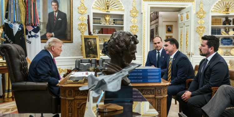 Trump Publica Foto Com Flávio Bolsonaro Após Anúncio De Tarifa