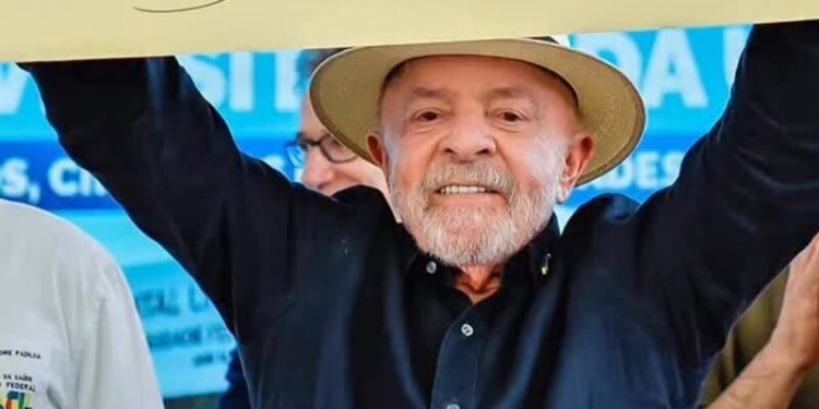 Após Anúncio De Tarifas Dos Eua, Lula Exibe Cartaz: &Quot;Pix É Do Brasil&Quot; - Gazeta Mercantil