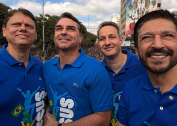 Flávio Bolsonaro Discursa Na Marcha Para Jesus Em Sp - Gazeta Mercantil