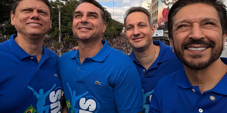 Flávio Bolsonaro Discursa Na Marcha Para Jesus Em Sp - Gazeta Mercantil