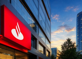 Santander Brasil (SANB11) cai 21% no ano e desconto para matriz reacende debate sobre OPA 3 GAZETA MERCANTIL Santander Brasil (Sanb11) Cai 21% No Ano E Desconto Para Matriz Reacende Debate Sobre Opa Units Do Banco Têm O Pior Desempenho Entre Os Grandes Bancos Listados Na B3 Em 2026; Diferença Recorde De Valuation Para O Grupo Santander Recoloca No Radar A Hipótese De Fechamento De Capital, Mas Operação Ainda Não Foi Anunciada As Units Do Santander Brasil (Sanb11) Voltaram Ao Centro Das Discussões Do Mercado Financeiro Após Acumularem Queda De Cerca De 21% Em 2026, Desempenho Inferior Ao Dos Principais Bancos Listados Na B3. No Mesmo Período, As Ações Do Grupo Santander Na Espanha Avançam Aproximadamente 24%, Ampliando A Diferença De Valuation Entre A Matriz E A Subsidiária Brasileira Para Um Nível Considerado Recorde Desde A Listagem Do Banco No Brasil, Em 2009. A Distância Entre Os Múltiplos Reacendeu Uma Tese Recorrente Entre Analistas: A Possibilidade De O Controlador Espanhol Lançar Uma Oferta Pública De Aquisição (Opa) Para Comprar A Fatia Restante Do Santander Brasil Em Circulação No Mercado. A Hipótese Ganhou Força Porque Apenas Cerca De 10% Das Ações Permanecem Em Free Float, O Que Reduziria O Custo Financeiro De Uma Eventual Operação Para A Matriz. Apesar Disso, Não Há Anúncio Formal De Opa. O Tema Segue No Campo Da Especulação De Mercado, Alimentado Pelo Desconto Das Units, Pela Baixa Liquidez Relativa E Pelo Histórico Do Próprio Santander Em Operações De Simplificação Societária. Em Fevereiro, O Então Presidente Do Santander Brasil, Mario Leão, Afirmou Que O Fechamento De Capital Não Estava No Foco Da Gestão. Por Que Sanb11 Ficou Para Trás Na Bolsa O Mau Desempenho De Santander Brasil (Sanb11) Não Reflete Apenas A Diferença Entre O Mercado Brasileiro E O Europeu. O Banco Também Enfrenta Pressão Operacional Em Um Ambiente De Crédito Mais Difícil, Competição Crescente Com Fintechs E Rentabilidade Abaixo Da Meta De Médio Prazo. No Primeiro Trimestre De 2026, O Santander Brasil Registrou Lucro Líquido Gerencial De R$ 3,788 Bilhões, Queda De 7,3% Ante O Quarto Trimestre De 2025 E Baixa De 1,9% Em Relação Ao Mesmo Período Do Ano Anterior. O Retorno Sobre O Patrimônio Médio, Medido Pelo Roae, Ficou Em 16%, Abaixo Do Objetivo De Médio Prazo De 20% Citado Pela Administração E Acompanhado De Perto Por Analistas. A Qualidade Da Carteira Também Pesa Sobre A Leitura Dos Investidores. O Índice De Inadimplência Acima De 90 Dias Subiu De 2,8% Em Março De 2025 Para 3,3% Em Março De 2026, Segundo A Apresentação De Resultados Do Banco. No Segmento De Pessoa Física, A Inadimplência Acima De 90 Dias Chegou A 4,9% No Fim Do Primeiro Trimestre. Desconto Para A Matriz Alimenta Tese De Opa A Principal Razão Para A Tese De Fechamento De Capital É A Combinação Entre Valuation Descontado E Baixa Fatia Em Circulação. Segundo Análise Da Genial Investimentos, O Free Float De Aproximadamente 10% Representaria Um Custo Relativamente Baixo Para O Grupo Santander Diante De Sua Geração De Capital E De Seu Histórico De Reorganização De Subsidiárias. O Próprio Histórico Brasileiro Reforça A Leitura. Em 2014, O Santander Espanha Realizou Uma Oferta Pública Voluntária De Permuta De Ações E Units Do Santander Brasil Por Bdrs Representativos De Ações Da Matriz. A Operação Elevou A Participação Do Grupo No Capital Da Subsidiária Brasileira Para 88,3%, Mas Não Retirou Integralmente O Banco Da Bolsa Brasileira. Desde Então, O Controlador Avançou Em Outros Movimentos De Simplificação. A Bloomberg Línea Informou Que A Matriz Também Fechou O Capital De Negócios Como A Operação De Financiamento Ao Consumidor Nos Estados Unidos, Em 2021, E A Unidade Mexicana, Em 2023, Além Da Getnet No Brasil. O Que Pesa Contra Uma Operação Agora Embora O Desconto De Sanb11 Torne A Discussão Mais Relevante, O Momento Do Grupo Santander Pode Reduzir A Probabilidade De Uma Opa No Curto Prazo. A Matriz Está Envolvida Em Uma Agenda Internacional Intensa, Com Aquisições Relevantes No Reino Unido E Nos Estados Unidos. Em 2025, O Santander Anunciou A Compra De 100% Do Tsb Banking Group, Do Banco Sabadell, Por 2,65 Bilhões De Libras. A Operação Fortalece A Posição Do Grupo No Reino Unido E Deve Tornar O Santander Uk O Terceiro Maior Banco Do País Em Saldos De Contas Correntes Pessoais. Em Fevereiro De 2026, O Grupo Também Anunciou A Aquisição Do Webster Financial, Nos Estados Unidos, Por Us$ 12,2 Bilhões. Segundo O Comunicado Oficial, A Transação Deve Criar Um Banco Entre Os Dez Maiores Do Varejo E Banco Comercial Americano Por Ativos, Além De Ampliar A Base De Depósitos No Nordeste Dos Eua. Essas Operações Exigem Integração, Capital E Atenção Da Administração. Por Isso, Parte Dos Analistas Avalia Que Uma Eventual Opa No Brasil Pode Fazer Sentido Estratégico, Mas Não Necessariamente Agora. Santander Brasil Tenta Recuperar Rentabilidade A Nova Fase Do Santander Brasil Envolve Uma Combinação De Controle De Custos, Seletividade No Crédito E Busca Por Clientes De Maior Renda. A Apresentação Do Primeiro Trimestre Mostrou Receita Total De R$ 21,248 Bilhões, Avanço De 0,9% Em Relação Ao Primeiro Trimestre De 2025, Enquanto As Despesas Gerais Ficaram Praticamente Estáveis Na Comparação Anual. O Banco Também Vem Tentando Melhorar A Eficiência Operacional. No Primeiro Trimestre, O Índice De Eficiência Ficou Em 37,7%, Melhora De 1,1 Ponto Percentual Ante O Trimestre Anterior, Embora Ainda 0,5 Ponto Acima Do Registrado Um Ano Antes. A Estratégia Passa Por Reduzir Exposição A Carteiras De Maior Risco, Priorizar Originação Mais Rentável E Ampliar A Participação De Segmentos Como Alta Renda, Pequenas E Médias Empresas E Atacado. Em Relatório, A Genial Apontou Que A Administração Segue Buscando Um Roe Sustentável De 20%, Mas Que Esse Patamar Pode Ficar Mais Factível Apenas Em 2027. Troca No Comando Aumenta Atenção Sobre O Banco A Mudança Na Liderança Também Entrou No Radar. Em Março, O Santander Brasil Anunciou A Saída De Mario Leão Da Presidência, Com Transição Prevista Até Julho De 2026. Para O Cargo, O Conselho Escolheu Gilson Finkelsztain, Então Presidente Da B3, Ainda Sujeito Às Aprovações Regulatórias Necessárias. A Chegada De Finkelsztain Ocorre Em Um Momento Sensível. O Banco Precisa Recuperar Confiança Do Mercado, Provar Que A Deterioração Da Inadimplência Está Sob Controle E Mostrar Que A Reestruturação Operacional Pode Gerar Rentabilidade Mais Próxima Da Meta. Para Investidores, A Troca De Comando Pode Ser Positiva Se Acelerar A Disciplina De Capital E A Simplificação Do Banco. Mas Também Adiciona Um Período De Transição Em Uma Fase Em Que Sanb11 Já Sofre Com Pressão De Resultados E Comparação Desfavorável Com Pares Locais. Fintechs Pressionam Bancos Tradicionais Outro Ponto Estrutural É A Competição Com Fintechs. O Avanço De Bancos Digitais, Especialmente Em Cartões, Conta Corrente E Crédito De Varejo, Reduziu Vantagens Históricas De Bancos Tradicionais E Pressionou Margens No Segmento Massificado. O Santander Brasil Tem Exposição Relevante Ao Financiamento Ao Consumo, O Que Torna Seus Resultados Mais Sensíveis Ao Ciclo De Juros, À Inflação E À Inadimplência. Em Períodos De Selic Elevada, O Custo De Funding E O Risco De Crédito Tendem A Pesar Mais Sobre Instituições Com Carteiras Voltadas Ao Consumo. Esse Cenário Ajuda A Explicar Por Que A Matriz Espanhola Valorizou Fortemente Enquanto A Operação Brasileira Perdeu Valor. O Grupo Global Se Beneficiou De Resultados Recordes E Expansão Internacional, Enquanto O Brasil Ainda Tenta Recompor Retorno Em Um Mercado Bancário Mais Competitivo. O Que Observar Em Sanb11 Daqui Para Frente A Tese De Investimento Em Santander Brasil (Sanb11) Passa Por Quatro Pontos Principais: Evolução Da Inadimplência, Recuperação Do Roe, Disciplina De Custos E Sinais Da Matriz Sobre Alocação De Capital. Se Os Indicadores De Crédito Estabilizarem E A Rentabilidade Caminhar Para A Meta De 20%, O Desconto Pode Diminuir Sem Necessidade De Opa. Por Outro Lado, Se Sanb11 Continuar Negociando Com Múltiplos Pressionados, A Discussão Sobre Fechamento De Capital Tende A Permanecer No Radar. Por Enquanto, A Conclusão Mais Prudente É Que Uma Opa É Uma Possibilidade Financeira E Estratégica, Mas Não Um Fato. O Desconto Recorde Para A Matriz Torna O Tema Inevitável, Mas A Agenda Global Do Santander E A Ausência De Manifestação Formal Impedem Tratar A Operação Como Iminente. Para O Investidor, O Ponto Central Não É Apenas Se O Santander Brasil Pode Sair Da Bolsa. É Se O Banco Conseguirá Recuperar Rentabilidade Em Um Ambiente No Qual Fintechs, Juros Altos E Inadimplência Ainda Limitam O Potencial De Valorização De Sanb11. - Gazeta Mercantil