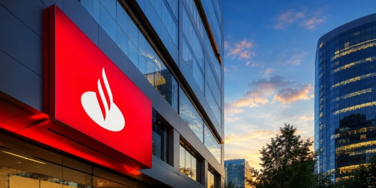 Santander Brasil (Sanb11) Cai 21% No Ano E Desconto Para Matriz Reacende Debate Sobre Opa Units Do Banco Têm O Pior Desempenho Entre Os Grandes Bancos Listados Na B3 Em 2026; Diferença Recorde De Valuation Para O Grupo Santander Recoloca No Radar A Hipótese De Fechamento De Capital, Mas Operação Ainda Não Foi Anunciada As Units Do Santander Brasil (Sanb11) Voltaram Ao Centro Das Discussões Do Mercado Financeiro Após Acumularem Queda De Cerca De 21% Em 2026, Desempenho Inferior Ao Dos Principais Bancos Listados Na B3. No Mesmo Período, As Ações Do Grupo Santander Na Espanha Avançam Aproximadamente 24%, Ampliando A Diferença De Valuation Entre A Matriz E A Subsidiária Brasileira Para Um Nível Considerado Recorde Desde A Listagem Do Banco No Brasil, Em 2009. A Distância Entre Os Múltiplos Reacendeu Uma Tese Recorrente Entre Analistas: A Possibilidade De O Controlador Espanhol Lançar Uma Oferta Pública De Aquisição (Opa) Para Comprar A Fatia Restante Do Santander Brasil Em Circulação No Mercado. A Hipótese Ganhou Força Porque Apenas Cerca De 10% Das Ações Permanecem Em Free Float, O Que Reduziria O Custo Financeiro De Uma Eventual Operação Para A Matriz. Apesar Disso, Não Há Anúncio Formal De Opa. O Tema Segue No Campo Da Especulação De Mercado, Alimentado Pelo Desconto Das Units, Pela Baixa Liquidez Relativa E Pelo Histórico Do Próprio Santander Em Operações De Simplificação Societária. Em Fevereiro, O Então Presidente Do Santander Brasil, Mario Leão, Afirmou Que O Fechamento De Capital Não Estava No Foco Da Gestão. Por Que Sanb11 Ficou Para Trás Na Bolsa O Mau Desempenho De Santander Brasil (Sanb11) Não Reflete Apenas A Diferença Entre O Mercado Brasileiro E O Europeu. O Banco Também Enfrenta Pressão Operacional Em Um Ambiente De Crédito Mais Difícil, Competição Crescente Com Fintechs E Rentabilidade Abaixo Da Meta De Médio Prazo. No Primeiro Trimestre De 2026, O Santander Brasil Registrou Lucro Líquido Gerencial De R$ 3,788 Bilhões, Queda De 7,3% Ante O Quarto Trimestre De 2025 E Baixa De 1,9% Em Relação Ao Mesmo Período Do Ano Anterior. O Retorno Sobre O Patrimônio Médio, Medido Pelo Roae, Ficou Em 16%, Abaixo Do Objetivo De Médio Prazo De 20% Citado Pela Administração E Acompanhado De Perto Por Analistas. A Qualidade Da Carteira Também Pesa Sobre A Leitura Dos Investidores. O Índice De Inadimplência Acima De 90 Dias Subiu De 2,8% Em Março De 2025 Para 3,3% Em Março De 2026, Segundo A Apresentação De Resultados Do Banco. No Segmento De Pessoa Física, A Inadimplência Acima De 90 Dias Chegou A 4,9% No Fim Do Primeiro Trimestre. Desconto Para A Matriz Alimenta Tese De Opa A Principal Razão Para A Tese De Fechamento De Capital É A Combinação Entre Valuation Descontado E Baixa Fatia Em Circulação. Segundo Análise Da Genial Investimentos, O Free Float De Aproximadamente 10% Representaria Um Custo Relativamente Baixo Para O Grupo Santander Diante De Sua Geração De Capital E De Seu Histórico De Reorganização De Subsidiárias. O Próprio Histórico Brasileiro Reforça A Leitura. Em 2014, O Santander Espanha Realizou Uma Oferta Pública Voluntária De Permuta De Ações E Units Do Santander Brasil Por Bdrs Representativos De Ações Da Matriz. A Operação Elevou A Participação Do Grupo No Capital Da Subsidiária Brasileira Para 88,3%, Mas Não Retirou Integralmente O Banco Da Bolsa Brasileira. Desde Então, O Controlador Avançou Em Outros Movimentos De Simplificação. A Bloomberg Línea Informou Que A Matriz Também Fechou O Capital De Negócios Como A Operação De Financiamento Ao Consumidor Nos Estados Unidos, Em 2021, E A Unidade Mexicana, Em 2023, Além Da Getnet No Brasil. O Que Pesa Contra Uma Operação Agora Embora O Desconto De Sanb11 Torne A Discussão Mais Relevante, O Momento Do Grupo Santander Pode Reduzir A Probabilidade De Uma Opa No Curto Prazo. A Matriz Está Envolvida Em Uma Agenda Internacional Intensa, Com Aquisições Relevantes No Reino Unido E Nos Estados Unidos. Em 2025, O Santander Anunciou A Compra De 100% Do Tsb Banking Group, Do Banco Sabadell, Por 2,65 Bilhões De Libras. A Operação Fortalece A Posição Do Grupo No Reino Unido E Deve Tornar O Santander Uk O Terceiro Maior Banco Do País Em Saldos De Contas Correntes Pessoais. Em Fevereiro De 2026, O Grupo Também Anunciou A Aquisição Do Webster Financial, Nos Estados Unidos, Por Us$ 12,2 Bilhões. Segundo O Comunicado Oficial, A Transação Deve Criar Um Banco Entre Os Dez Maiores Do Varejo E Banco Comercial Americano Por Ativos, Além De Ampliar A Base De Depósitos No Nordeste Dos Eua. Essas Operações Exigem Integração, Capital E Atenção Da Administração. Por Isso, Parte Dos Analistas Avalia Que Uma Eventual Opa No Brasil Pode Fazer Sentido Estratégico, Mas Não Necessariamente Agora. Santander Brasil Tenta Recuperar Rentabilidade A Nova Fase Do Santander Brasil Envolve Uma Combinação De Controle De Custos, Seletividade No Crédito E Busca Por Clientes De Maior Renda. A Apresentação Do Primeiro Trimestre Mostrou Receita Total De R$ 21,248 Bilhões, Avanço De 0,9% Em Relação Ao Primeiro Trimestre De 2025, Enquanto As Despesas Gerais Ficaram Praticamente Estáveis Na Comparação Anual. O Banco Também Vem Tentando Melhorar A Eficiência Operacional. No Primeiro Trimestre, O Índice De Eficiência Ficou Em 37,7%, Melhora De 1,1 Ponto Percentual Ante O Trimestre Anterior, Embora Ainda 0,5 Ponto Acima Do Registrado Um Ano Antes. A Estratégia Passa Por Reduzir Exposição A Carteiras De Maior Risco, Priorizar Originação Mais Rentável E Ampliar A Participação De Segmentos Como Alta Renda, Pequenas E Médias Empresas E Atacado. Em Relatório, A Genial Apontou Que A Administração Segue Buscando Um Roe Sustentável De 20%, Mas Que Esse Patamar Pode Ficar Mais Factível Apenas Em 2027. Troca No Comando Aumenta Atenção Sobre O Banco A Mudança Na Liderança Também Entrou No Radar. Em Março, O Santander Brasil Anunciou A Saída De Mario Leão Da Presidência, Com Transição Prevista Até Julho De 2026. Para O Cargo, O Conselho Escolheu Gilson Finkelsztain, Então Presidente Da B3, Ainda Sujeito Às Aprovações Regulatórias Necessárias. A Chegada De Finkelsztain Ocorre Em Um Momento Sensível. O Banco Precisa Recuperar Confiança Do Mercado, Provar Que A Deterioração Da Inadimplência Está Sob Controle E Mostrar Que A Reestruturação Operacional Pode Gerar Rentabilidade Mais Próxima Da Meta. Para Investidores, A Troca De Comando Pode Ser Positiva Se Acelerar A Disciplina De Capital E A Simplificação Do Banco. Mas Também Adiciona Um Período De Transição Em Uma Fase Em Que Sanb11 Já Sofre Com Pressão De Resultados E Comparação Desfavorável Com Pares Locais. Fintechs Pressionam Bancos Tradicionais Outro Ponto Estrutural É A Competição Com Fintechs. O Avanço De Bancos Digitais, Especialmente Em Cartões, Conta Corrente E Crédito De Varejo, Reduziu Vantagens Históricas De Bancos Tradicionais E Pressionou Margens No Segmento Massificado. O Santander Brasil Tem Exposição Relevante Ao Financiamento Ao Consumo, O Que Torna Seus Resultados Mais Sensíveis Ao Ciclo De Juros, À Inflação E À Inadimplência. Em Períodos De Selic Elevada, O Custo De Funding E O Risco De Crédito Tendem A Pesar Mais Sobre Instituições Com Carteiras Voltadas Ao Consumo. Esse Cenário Ajuda A Explicar Por Que A Matriz Espanhola Valorizou Fortemente Enquanto A Operação Brasileira Perdeu Valor. O Grupo Global Se Beneficiou De Resultados Recordes E Expansão Internacional, Enquanto O Brasil Ainda Tenta Recompor Retorno Em Um Mercado Bancário Mais Competitivo. O Que Observar Em Sanb11 Daqui Para Frente A Tese De Investimento Em Santander Brasil (Sanb11) Passa Por Quatro Pontos Principais: Evolução Da Inadimplência, Recuperação Do Roe, Disciplina De Custos E Sinais Da Matriz Sobre Alocação De Capital. Se Os Indicadores De Crédito Estabilizarem E A Rentabilidade Caminhar Para A Meta De 20%, O Desconto Pode Diminuir Sem Necessidade De Opa. Por Outro Lado, Se Sanb11 Continuar Negociando Com Múltiplos Pressionados, A Discussão Sobre Fechamento De Capital Tende A Permanecer No Radar. Por Enquanto, A Conclusão Mais Prudente É Que Uma Opa É Uma Possibilidade Financeira E Estratégica, Mas Não Um Fato. O Desconto Recorde Para A Matriz Torna O Tema Inevitável, Mas A Agenda Global Do Santander E A Ausência De Manifestação Formal Impedem Tratar A Operação Como Iminente. Para O Investidor, O Ponto Central Não É Apenas Se O Santander Brasil Pode Sair Da Bolsa. É Se O Banco Conseguirá Recuperar Rentabilidade Em Um Ambiente No Qual Fintechs, Juros Altos E Inadimplência Ainda Limitam O Potencial De Valorização De Sanb11. - Gazeta Mercantil