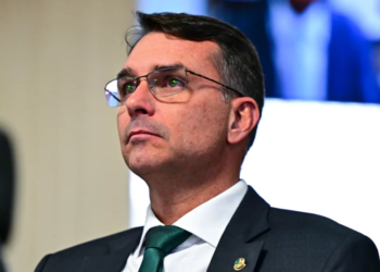 Escala 6x1: PEC apoiada por Flávio Bolsonaro acirra disputa no Senado 12 GAZETA MERCANTIL Escala 6X1: Pec Apoiada Por Flávio Bolsonaro Acirra Disputa No Senado - Gazeta Mercantil - Política
