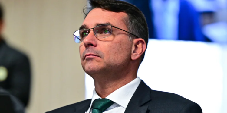 Escala 6X1: Pec Apoiada Por Flávio Bolsonaro Acirra Disputa No Senado - Gazeta Mercantil - Política