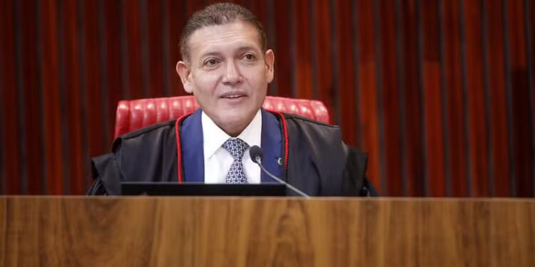 TSE restringe telões de Lula; Flávio Bolsonaro também usou painéis de LED 1 GAZETA MERCANTIL Tse Restringe Telões De Lula; Flávio Bolsonaro Também Usou Painéis De Led - Gazeta Mercantil - PolÃtica