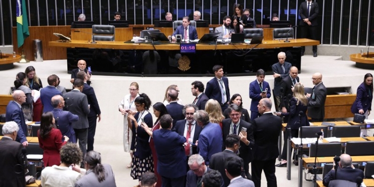 Deputado federal ganha R$ 46,3 mil, mas custo mensal pode superar R$ 260 mil 1 GAZETA MERCANTIL Câmara Aprova Urgência Para Projeto Que Combate A Misoginia.