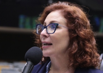 Carla Zambelli pede salvo-conduto ao STF para voltar ao Brasil e votar na mãe 3 GAZETA MERCANTIL Carla Zambelli Aguarda Está Em Liberdade Desde Maio Deste Ano.