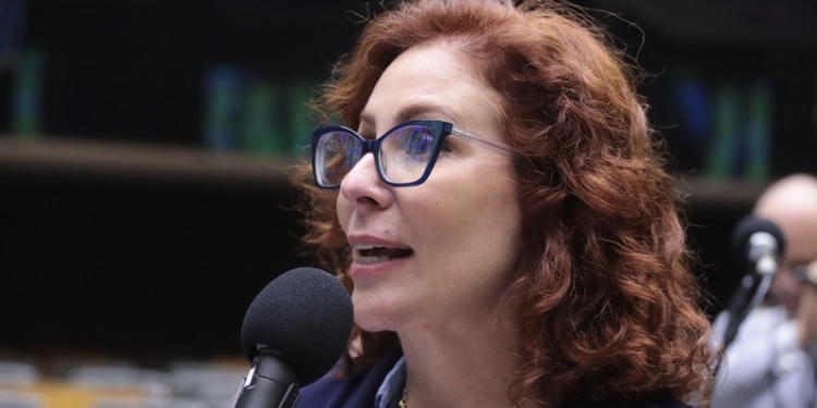 Carla Zambelli pede salvo-conduto ao STF para voltar ao Brasil e votar na mãe 1 GAZETA MERCANTIL Carla Zambelli Aguarda Está Em Liberdade Desde Maio Deste Ano.