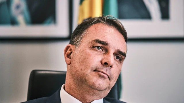 Mendonça abriu inquérito contra Flávio Bolsonaro por corrupção, lavagem e evasão no caso Dark Horse 1 GAZETA MERCANTIL Operação Da Pf Fragiliza Mais Um Aliado De Flávio Bolsonaro No Rj