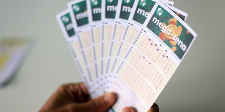 Mega-Sena 3043: aposta simples de Rondônia acerta seis dezenas e leva R$ 3,07 milhões 1 GAZETA MERCANTIL Mega-Sena: Aposta Simples De Divinópolis (Mg) Leva Prêmio De R$ 43 Milhões No Concurso 3029-Gazeta Mercantil