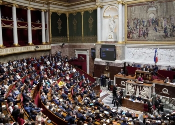 França aprova morte assistida por 291 votos; texto vai ao Conselho Constitucional 2 GAZETA MERCANTIL Assembleia Nacional Em Paris - Gazeta Mercantil