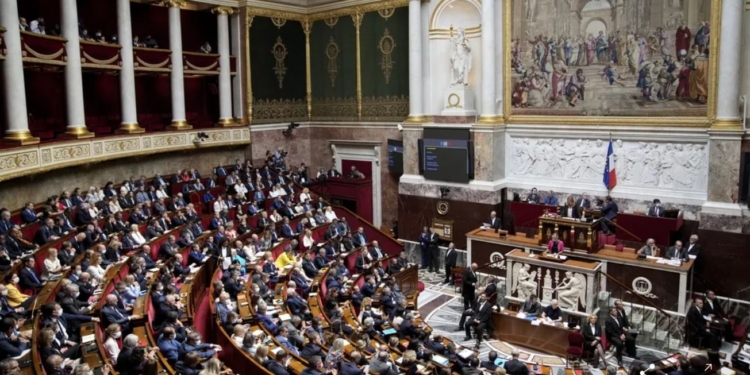 França aprova morte assistida por 291 votos; texto vai ao Conselho Constitucional 1 GAZETA MERCANTIL Assembleia Nacional Em Paris - Gazeta Mercantil