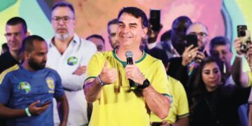 Plano econômico de Flávio Bolsonaro levanta suspeitas de estelionato eleitoral 11 GAZETA MERCANTIL Plano Econômico De Flávio Bolsonaro Levanta Suspeitas De Estelionato Eleitoral - Gazeta Mercantil - Empresas