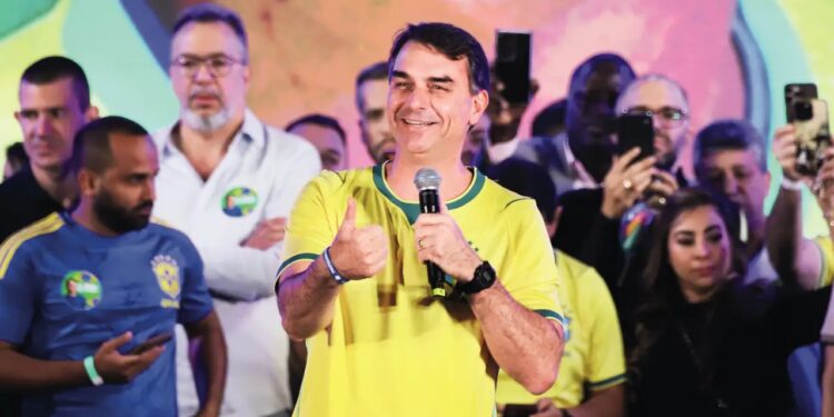 Plano econômico de Flávio Bolsonaro levanta suspeitas de estelionato eleitoral 1 GAZETA MERCANTIL Plano Econômico De Flávio Bolsonaro Levanta Suspeitas De Estelionato Eleitoral - Gazeta Mercantil - Economia