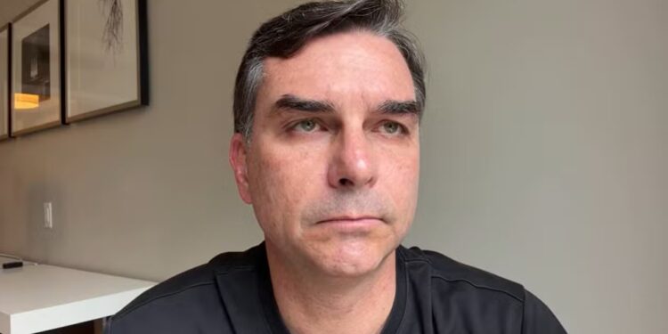 Flávio Bolsonaro diz que caso Dark Horse é “página virada” e afirma que contas foram apresentadas 1 GAZETA MERCANTIL Flavio Bolsonaro - Gazeta Mercantil
