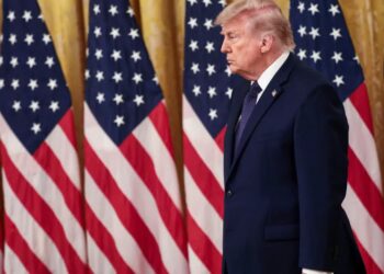 Déficit dos EUA de US$ 1,9 tri em 2026 e juros de US$ 1 tri expõem fatura fiscal de 2025 6 GAZETA MERCANTIL Pequenos Protestos Contra Trump Ocorrem Nos 250 Anos Dos Eua