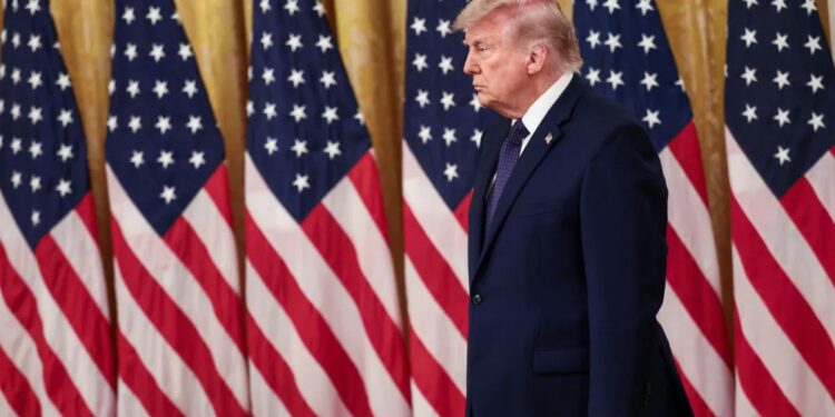 Déficit dos EUA de US$ 1,9 tri em 2026 e juros de US$ 1 tri expõem fatura fiscal de 2025 1 GAZETA MERCANTIL Pequenos Protestos Contra Trump Ocorrem Nos 250 Anos Dos Eua