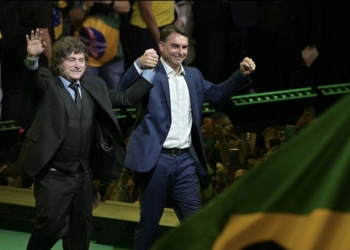 Milei é denunciado por usar recursos públicos em ato de Flávio Bolsonaro no Brasil 3 GAZETA MERCANTIL Milei É Denunciado Por Usar Recursos Públicos Em Ato De Flávio Bolsonaro No Brasil