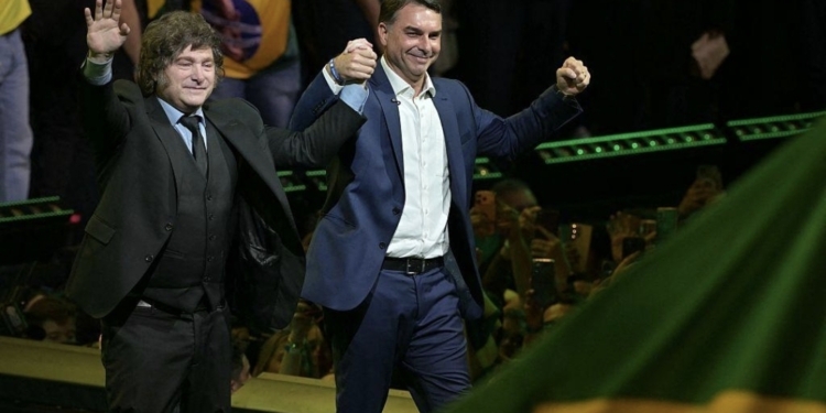 Milei É Denunciado Por Usar Recursos Públicos Em Ato De Flávio Bolsonaro No Brasil - Gazeta Mercantil - Política