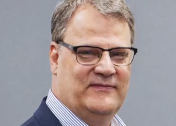 Vale (VALE3): Daniel Stieler renuncia à presidência do Conselho em meio a disputa com Previ 3 GAZETA MERCANTIL # Vale (Vale3): Daniel Stieler Renuncia À Presidência Do Conselho Em Meio A Disputa Com Previ ## Saída Ocorre Antes De Assembleia Convocada Para Discutir Mudança No Comando Do Colegiado; Episódio Reacende Debate Sobre Governança E Influência De Acionistas Na Mineradora A Vale (Vale3) Confirmou A Renúncia De Daniel André Stieler Aos Cargos De Membro E Presidente Do Conselho De Administração Da Companhia. A Saída Tem Efeito Imediato E Ocorre Em Meio A Uma Disputa De Governança Envolvendo A Previ, Fundo De Pensão Dos Funcionários Do Banco Do Brasil E Acionista Relevante Da Mineradora. Stieler Integrava O Conselho De Administração Da Vale Desde 2021 E Presidia O Colegiado Desde 2023. A Companhia Agradeceu A Liderança, Dedicação E Contribuições Prestadas Pelo Executivo, Destacando Sua Atuação No Fortalecimento Da Governança Corporativa, No Aprimoramento Dos Trabalhos Do Conselho E Na Condução De Decisões Estratégicas. A Renúncia Ocorre Semanas Depois De A Previ Pedir A Convocação De Uma Assembleia Geral Extraordinária Para Deliberar Sobre A Destituição De Stieler Da Presidência Do Conselho. A Assembleia Estava Prevista Para 22 De Julho E Havia Colocado A Governança Da Vale No Centro Das Atenções Do Mercado. Com A Saída Antecipada, A Mineradora Evita Uma Votação Potencialmente Desgastante Entre Acionistas, Mas Mantém Em Aberto A Definição Sobre Quem Assumirá O Comando Do Conselho De Administração Em Caráter Definitivo. ## Disputa Com A Previ Pressionava O Comando Do Conselho A Previ Havia Defendido A Substituição De Daniel Stieler Sob O Argumento De Que A Mudança Faria Parte De Um Processo De Renovação Da Liderança Do Conselho E Contribuiria Para Reforçar A Independência E A Governança Da Companhia. O Movimento, No Entanto, Encontrou Resistência Dentro Da Própria Vale. Em Manifestação Anterior, O Conselho De Administração Recomendou Que Os Acionistas Rejeitassem A Proposta De Destituição, Afirmando Que Não Haviam Sido Apresentados Fatos Concretos Que Justificassem A Troca. A Divergência Elevou A Temperatura Política E Societária Em Torno Da Mineradora. Embora A Previ Tenha Sustentado Que Sua Iniciativa Tinha Motivação De Governança, Parte Do Mercado Passou A Interpretar O Episódio Como Um Sinal De Disputa Por Influência Em Uma Das Maiores Empresas Brasileiras De Capital Pulverizado. A Vale Tem Um Histórico Sensível Nesse Tema. Desde A Privatização E, Mais Recentemente, Após A Reorganização Societária Que Reduziu O Controle Concentrado, A Companhia Passou A Operar Sob Uma Estrutura Em Que Grandes Acionistas Institucionais Exercem Influência Relevante, Mas Sem Um Controlador Único Formal. ## Mercado Vê Risco De Instabilidade Institucional O Ponto Central Para Investidores De Vale3 Não É Apenas A Saída De Um Executivo Do Conselho, Mas O Sinal Que O Episódio Transmite Sobre A Estabilidade Institucional Da Companhia. O Conselho De Administração É Responsável Por Decisões Estratégicas De Longo Prazo, Acompanhamento Da Diretoria Executiva, Definição De Políticas Corporativas, Alocação De Capital, Avaliação De Riscos E Preservação Dos Interesses Da Companhia E De Seus Acionistas. Quando Há Disputa Pública Sobre O Comando Do Colegiado, O Mercado Tende A Observar Três Riscos Principais: Interferência Excessiva De Acionistas Específicos, Instabilidade Na Tomada De Decisão E Aumento Da Percepção De Influência Política Sobre A Empresa. Esse Risco É Especialmente Relevante No Caso Da Vale Porque A Mineradora Opera Em Setores Estratégicos, Como Minério De Ferro, Logística, Energia E Metais Para Transição Energética. Além Disso, A Empresa Tem Peso Elevado Na Bolsa Brasileira E Forte Presença No Fluxo De Investidores Estrangeiros. ## Por Que A Saída De Stieler Importa Para Vale3 Para Quem Acompanha Vale3, A Renúncia De Daniel Stieler Adiciona Uma Camada De Incerteza Ao Curto Prazo. A Companhia Segue Com Fundamentos Operacionais Ligados Principalmente Ao Preço Do Minério De Ferro, À Demanda Chinesa, Ao Câmbio E Ao Ritmo De Produção. Mas Eventos De Governança Podem Afetar A Percepção De Risco Do Papel. A Saída Não Altera, Por Si Só, A Operação Da Mineradora. A Vale Continua Produzindo, Exportando E Executando Sua Estratégia Operacional. O Impacto Imediato Está Mais Ligado À Confiança Dos Investidores Na Estabilidade Decisória Do Conselho. Em Empresas De Grande Porte, Mudanças No Conselho De Administração Podem Influenciar Temas Como Política De Dividendos, Investimentos, Desalavancagem, Disciplina De Capital, Aquisições, Desinvestimentos, Sucessão Executiva E Relacionamento Com O Governo. Por Isso, Mesmo Quando A Mudança Não Afeta Diretamente A Produção, Ela Pode Ter Reflexo Na Forma Como O Mercado Precifica A Ação. ## Quem Pode Assumir O Comando Do Conselho Com A Renúncia, A Vale Precisa Reorganizar A Liderança Do Conselho De Administração. A Definição Pode Ocorrer Por Decisão Interna Do Colegiado Ou Ser Encaminhada Dentro Do Processo Societário Já Aberto Com A Assembleia Convocada A Pedido Da Previ. Entre Os Nomes Citados No Debate Está Manuel Lino Silva De Sousa Oliveira, Conhecido Como Ollie, Que Aparece Como Lead Independent Director Na Estrutura De Governança Da Companhia. Ele Vinha Sendo Defendido Pela Previ Como Alternativa Para A Presidência Do Conselho. Outro Nome Relevante No Colegiado É Marcelo Gasparino, Vice-Presidente Do Conselho De Administração. Em Discussões Anteriores, Gasparino Manifestou Preocupação Com Os Riscos De Instabilidade Institucional E Com A Possibilidade De Interferências Indevidas Na Governança Da Mineradora. A Escolha Do Próximo Presidente Do Conselho Será Acompanhada De Perto Porque Indicará O Grau De Acomodação Entre Os Principais Acionistas E A Capacidade Da Vale De Preservar Uma Agenda De Governança Sem Ruptura. ## Governança Volta Ao Centro Da Tese De Investimento A Vale É Uma Das Companhias Mais Relevantes Da B3 E Uma Das Maiores Produtoras Globais De Minério De Ferro. Por Isso, Qualquer Mudança Em Sua Governança Tem Efeito Que Vai Além Da Própria Empresa. A Mineradora Está No Radar De Fundos Locais, Investidores Estrangeiros, Gestoras Globais E Fundos De Pensão. A Composição E A Independência Do Conselho São Variáveis Importantes Para Esses Investidores, Principalmente Em Uma Companhia Com Ativos Estratégicos, Forte Geração De Caixa E Histórico De Sensibilidade Política. O Episódio Também Ocorre Em Um Momento Em Que O Mercado Acompanha De Perto A Relação Entre Grandes Empresas Brasileiras E O Governo Federal. No Caso Da Vale, Relatos De Pressão Política Para Ampliar Investimentos E A Ofensiva Da Previ Sobre O Comando Do Conselho Alimentaram Uma Leitura Mais Cautelosa Por Parte Dos Investidores. Ainda Assim, É Importante Separar Fato De Interpretação. O Fato Objetivo É Que Stieler Renunciou Aos Cargos De Membro E Presidente Do Conselho. A Interpretação De Mercado Envolve A Leitura De Que A Disputa Com A Previ E O Ambiente Político Aumentaram A Pressão Sobre O Executivo. ## O Que Observar Daqui Em Diante A Primeira Questão É Quem Assumirá A Presidência Do Conselho De Administração Da Vale. A Escolha Será Relevante Para Medir Se A Companhia Buscará Uma Solução De Continuidade Ou Se Haverá Mudança Mais Ampla No Equilíbrio De Forças Dentro Do Colegiado. O Segundo Ponto É O Futuro Da Assembleia Geral Extraordinária Solicitada Pela Previ. Com A Renúncia De Stieler, Parte Da Pauta Perde Objeto, Mas A Recomposição Da Vaga No Conselho E A Reorganização Da Liderança Ainda Podem Exigir Deliberação Dos Acionistas. O Terceiro Ponto É A Reação Do Mercado. Se A Transição For Conduzida De Forma Rápida E Institucional, O Impacto Sobre Vale3 Tende A Ser Limitado. Se Houver Nova Disputa Pública Entre Acionistas, O Prêmio De Risco Da Companhia Pode Aumentar. Para O Investidor, A Mensagem Principal É Que A Vale Continua Sendo Influenciada Por Fundamentos Globais Do Minério De Ferro, Mas A Governança Voltou A Ser Um Fator Relevante Na Leitura Da Ação. ## Cronologia Do Caso Daniel Stieler Entrou No Conselho De Administração Da Vale Em 2021 E Assumiu A Presidência Do Colegiado Em 2023. Em Junho De 2026, A Previ Pediu A Convocação De Uma Assembleia Geral Extraordinária Para Discutir Sua Destituição Da Presidência Do Conselho. A Fundação Argumentou Que Buscava Renovação E Reforço De Governança. O Conselho De Administração Da Vale Recomendou Rejeição À Proposta, Sustentando Que Não Havia Fatos Concretos Que Justificassem A Substituição. Em 6 De Julho De 2026, Antes Da Assembleia Prevista Para 22 De Julho, Stieler Apresentou Renúncia Aos Cargos De Membro E Presidente Do Conselho De Administração, Com Efeitos Imediatos. A Partir De Agora, A Companhia Terá De Definir A Recomposição Da Liderança Do Colegiado E Administrar Os Efeitos Do Episódio Sobre Sua Percepção De Governança No Mercado. - Gazeta Mercantil