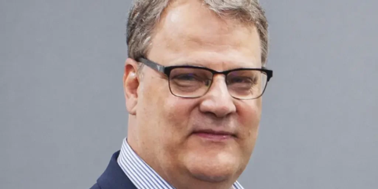 Vale (VALE3): Daniel Stieler renuncia à presidência do Conselho em meio a disputa com Previ 1 GAZETA MERCANTIL # Vale (Vale3): Daniel Stieler Renuncia À Presidência Do Conselho Em Meio A Disputa Com Previ ## Saída Ocorre Antes De Assembleia Convocada Para Discutir Mudança No Comando Do Colegiado; Episódio Reacende Debate Sobre Governança E Influência De Acionistas Na Mineradora A Vale (Vale3) Confirmou A Renúncia De Daniel André Stieler Aos Cargos De Membro E Presidente Do Conselho De Administração Da Companhia. A Saída Tem Efeito Imediato E Ocorre Em Meio A Uma Disputa De Governança Envolvendo A Previ, Fundo De Pensão Dos Funcionários Do Banco Do Brasil E Acionista Relevante Da Mineradora. Stieler Integrava O Conselho De Administração Da Vale Desde 2021 E Presidia O Colegiado Desde 2023. A Companhia Agradeceu A Liderança, Dedicação E Contribuições Prestadas Pelo Executivo, Destacando Sua Atuação No Fortalecimento Da Governança Corporativa, No Aprimoramento Dos Trabalhos Do Conselho E Na Condução De Decisões Estratégicas. A Renúncia Ocorre Semanas Depois De A Previ Pedir A Convocação De Uma Assembleia Geral Extraordinária Para Deliberar Sobre A Destituição De Stieler Da Presidência Do Conselho. A Assembleia Estava Prevista Para 22 De Julho E Havia Colocado A Governança Da Vale No Centro Das Atenções Do Mercado. Com A Saída Antecipada, A Mineradora Evita Uma Votação Potencialmente Desgastante Entre Acionistas, Mas Mantém Em Aberto A Definição Sobre Quem Assumirá O Comando Do Conselho De Administração Em Caráter Definitivo. ## Disputa Com A Previ Pressionava O Comando Do Conselho A Previ Havia Defendido A Substituição De Daniel Stieler Sob O Argumento De Que A Mudança Faria Parte De Um Processo De Renovação Da Liderança Do Conselho E Contribuiria Para Reforçar A Independência E A Governança Da Companhia. O Movimento, No Entanto, Encontrou Resistência Dentro Da Própria Vale. Em Manifestação Anterior, O Conselho De Administração Recomendou Que Os Acionistas Rejeitassem A Proposta De Destituição, Afirmando Que Não Haviam Sido Apresentados Fatos Concretos Que Justificassem A Troca. A Divergência Elevou A Temperatura Política E Societária Em Torno Da Mineradora. Embora A Previ Tenha Sustentado Que Sua Iniciativa Tinha Motivação De Governança, Parte Do Mercado Passou A Interpretar O Episódio Como Um Sinal De Disputa Por Influência Em Uma Das Maiores Empresas Brasileiras De Capital Pulverizado. A Vale Tem Um Histórico Sensível Nesse Tema. Desde A Privatização E, Mais Recentemente, Após A Reorganização Societária Que Reduziu O Controle Concentrado, A Companhia Passou A Operar Sob Uma Estrutura Em Que Grandes Acionistas Institucionais Exercem Influência Relevante, Mas Sem Um Controlador Único Formal. ## Mercado Vê Risco De Instabilidade Institucional O Ponto Central Para Investidores De Vale3 Não É Apenas A Saída De Um Executivo Do Conselho, Mas O Sinal Que O Episódio Transmite Sobre A Estabilidade Institucional Da Companhia. O Conselho De Administração É Responsável Por Decisões Estratégicas De Longo Prazo, Acompanhamento Da Diretoria Executiva, Definição De Políticas Corporativas, Alocação De Capital, Avaliação De Riscos E Preservação Dos Interesses Da Companhia E De Seus Acionistas. Quando Há Disputa Pública Sobre O Comando Do Colegiado, O Mercado Tende A Observar Três Riscos Principais: Interferência Excessiva De Acionistas Específicos, Instabilidade Na Tomada De Decisão E Aumento Da Percepção De Influência Política Sobre A Empresa. Esse Risco É Especialmente Relevante No Caso Da Vale Porque A Mineradora Opera Em Setores Estratégicos, Como Minério De Ferro, Logística, Energia E Metais Para Transição Energética. Além Disso, A Empresa Tem Peso Elevado Na Bolsa Brasileira E Forte Presença No Fluxo De Investidores Estrangeiros. ## Por Que A Saída De Stieler Importa Para Vale3 Para Quem Acompanha Vale3, A Renúncia De Daniel Stieler Adiciona Uma Camada De Incerteza Ao Curto Prazo. A Companhia Segue Com Fundamentos Operacionais Ligados Principalmente Ao Preço Do Minério De Ferro, À Demanda Chinesa, Ao Câmbio E Ao Ritmo De Produção. Mas Eventos De Governança Podem Afetar A Percepção De Risco Do Papel. A Saída Não Altera, Por Si Só, A Operação Da Mineradora. A Vale Continua Produzindo, Exportando E Executando Sua Estratégia Operacional. O Impacto Imediato Está Mais Ligado À Confiança Dos Investidores Na Estabilidade Decisória Do Conselho. Em Empresas De Grande Porte, Mudanças No Conselho De Administração Podem Influenciar Temas Como Política De Dividendos, Investimentos, Desalavancagem, Disciplina De Capital, Aquisições, Desinvestimentos, Sucessão Executiva E Relacionamento Com O Governo. Por Isso, Mesmo Quando A Mudança Não Afeta Diretamente A Produção, Ela Pode Ter Reflexo Na Forma Como O Mercado Precifica A Ação. ## Quem Pode Assumir O Comando Do Conselho Com A Renúncia, A Vale Precisa Reorganizar A Liderança Do Conselho De Administração. A Definição Pode Ocorrer Por Decisão Interna Do Colegiado Ou Ser Encaminhada Dentro Do Processo Societário Já Aberto Com A Assembleia Convocada A Pedido Da Previ. Entre Os Nomes Citados No Debate Está Manuel Lino Silva De Sousa Oliveira, Conhecido Como Ollie, Que Aparece Como Lead Independent Director Na Estrutura De Governança Da Companhia. Ele Vinha Sendo Defendido Pela Previ Como Alternativa Para A Presidência Do Conselho. Outro Nome Relevante No Colegiado É Marcelo Gasparino, Vice-Presidente Do Conselho De Administração. Em Discussões Anteriores, Gasparino Manifestou Preocupação Com Os Riscos De Instabilidade Institucional E Com A Possibilidade De Interferências Indevidas Na Governança Da Mineradora. A Escolha Do Próximo Presidente Do Conselho Será Acompanhada De Perto Porque Indicará O Grau De Acomodação Entre Os Principais Acionistas E A Capacidade Da Vale De Preservar Uma Agenda De Governança Sem Ruptura. ## Governança Volta Ao Centro Da Tese De Investimento A Vale É Uma Das Companhias Mais Relevantes Da B3 E Uma Das Maiores Produtoras Globais De Minério De Ferro. Por Isso, Qualquer Mudança Em Sua Governança Tem Efeito Que Vai Além Da Própria Empresa. A Mineradora Está No Radar De Fundos Locais, Investidores Estrangeiros, Gestoras Globais E Fundos De Pensão. A Composição E A Independência Do Conselho São Variáveis Importantes Para Esses Investidores, Principalmente Em Uma Companhia Com Ativos Estratégicos, Forte Geração De Caixa E Histórico De Sensibilidade Política. O Episódio Também Ocorre Em Um Momento Em Que O Mercado Acompanha De Perto A Relação Entre Grandes Empresas Brasileiras E O Governo Federal. No Caso Da Vale, Relatos De Pressão Política Para Ampliar Investimentos E A Ofensiva Da Previ Sobre O Comando Do Conselho Alimentaram Uma Leitura Mais Cautelosa Por Parte Dos Investidores. Ainda Assim, É Importante Separar Fato De Interpretação. O Fato Objetivo É Que Stieler Renunciou Aos Cargos De Membro E Presidente Do Conselho. A Interpretação De Mercado Envolve A Leitura De Que A Disputa Com A Previ E O Ambiente Político Aumentaram A Pressão Sobre O Executivo. ## O Que Observar Daqui Em Diante A Primeira Questão É Quem Assumirá A Presidência Do Conselho De Administração Da Vale. A Escolha Será Relevante Para Medir Se A Companhia Buscará Uma Solução De Continuidade Ou Se Haverá Mudança Mais Ampla No Equilíbrio De Forças Dentro Do Colegiado. O Segundo Ponto É O Futuro Da Assembleia Geral Extraordinária Solicitada Pela Previ. Com A Renúncia De Stieler, Parte Da Pauta Perde Objeto, Mas A Recomposição Da Vaga No Conselho E A Reorganização Da Liderança Ainda Podem Exigir Deliberação Dos Acionistas. O Terceiro Ponto É A Reação Do Mercado. Se A Transição For Conduzida De Forma Rápida E Institucional, O Impacto Sobre Vale3 Tende A Ser Limitado. Se Houver Nova Disputa Pública Entre Acionistas, O Prêmio De Risco Da Companhia Pode Aumentar. Para O Investidor, A Mensagem Principal É Que A Vale Continua Sendo Influenciada Por Fundamentos Globais Do Minério De Ferro, Mas A Governança Voltou A Ser Um Fator Relevante Na Leitura Da Ação. ## Cronologia Do Caso Daniel Stieler Entrou No Conselho De Administração Da Vale Em 2021 E Assumiu A Presidência Do Colegiado Em 2023. Em Junho De 2026, A Previ Pediu A Convocação De Uma Assembleia Geral Extraordinária Para Discutir Sua Destituição Da Presidência Do Conselho. A Fundação Argumentou Que Buscava Renovação E Reforço De Governança. O Conselho De Administração Da Vale Recomendou Rejeição À Proposta, Sustentando Que Não Havia Fatos Concretos Que Justificassem A Substituição. Em 6 De Julho De 2026, Antes Da Assembleia Prevista Para 22 De Julho, Stieler Apresentou Renúncia Aos Cargos De Membro E Presidente Do Conselho De Administração, Com Efeitos Imediatos. A Partir De Agora, A Companhia Terá De Definir A Recomposição Da Liderança Do Colegiado E Administrar Os Efeitos Do Episódio Sobre Sua Percepção De Governança No Mercado. - Gazeta Mercantil