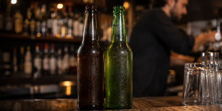 Da guerra da propaganda à batalha pelos bares: como mudou a disputa entre Ambev e Heineken 1 GAZETA MERCANTIL Da Guerra Publicitária À Disputa Por Bares: Como Mudou A Concorrência Entre As Cervejarias - Gazeta Mercantil