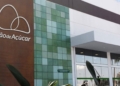 GPA (PCAR3) inicia reestruturação de R$ 4,5 bilhões e tem 60 dias para emitir novas debêntures 4 GAZETA MERCANTIL O Fundo Imobiliário Bresco Logística (Brco11) Anunciou Nesta Quinta-Feira, 23 De Julho, Que A Companhia Brasileira De Distribuição (Gpa) Decidiu Rescindir Antecipadamente O Contrato De Locação Do Galpão Gpa Cd04 São Paulo, Com Área Bruta Locável De 35,5 Mil Metros Quadrados. Segundo O Fato Relevante Divulgado Ao Mercado, A Desocupação Atinge Cerca De 6% Da Abl Total Do Fundo, Com Impacto Estimado De R$ 0,08 Por Cota, E Abre Prazo De Nove Meses Para Recomercialização. De Acordo Com O Documento, A Locação Havia Sido Renovada Em Março De 2024, Com Vigência Prevista Até 18 De Janeiro De 2032. O Acordo Em Vigor Prevê Aviso Prévio De Nove Meses Para Rescisão Antecipada E Pagamento De Indenização Correspondente A 4,5 Vezes O Valor Do Aluguel Vigente, Proporcional Ao Período Remanescente, Corrigida Pela Variação Positiva Acumulada Do Ipca Desde O Último Reajuste Até O Pagamento. O Imóvel Permanece 100% Ocupado Até O Cumprimento Do Aviso. O Anúncio Ocorre Em Momento De Reestruturação Do Gpa E De Mercado Logístico Aquecido Na Região Metropolitana De São Paulo, O Que, Na Avaliação De Casas De Análise, Mitiga Parcialmente O Efeito De Curto Prazo E Sustenta Opcionalidades De Médio Prazo Para O Brco11. Galpão De 35,5 Mil M² Responde Por 6% Da Abl E Quase 10% Da Receita Mensal O Gpa Cd04 São Paulo Possui 35.510,40 Metros Quadrados E Está Localizado Na Capital Paulista, Em Eixo De Distribuição Last Mile. Segundo O Informe Estruturado Do Fundo Referente Ao Primeiro Trimestre De 2026, O Portfólio Total Soma 14 Imóveis E 586,8 Mil Metros Quadrados De Área Total, Com Vacância Média De 4,21% Antes Do Evento. De Acordo Com Levantamento De Mercado Do Fundo, O Imóvel Representa Cerca De 6% Da Abl Total Na Comunicação Atual, Percentual Inferior Aos 9,1% Informados No Fato Relevante De Outubro De 2023, Diferença Que Reflete O Crescimento Do Portfólio Com Aquisições E Expansões Desde Então. Dados De Plataformas De Acompanhamento De Fiis Indicam Que O Ativo Responde Por Aproximadamente 9,88% Da Receita Mensal Contratada, Com Peso Relevante Na Geração De Caixa. Segundo O Relatório Gerencial Do Brco11 Divulgado Em 18 De Junho De 2026, A Vacância Física Do Portfólio Estava Em 7,4% E A Financeira Em 9,9% Antes Da Nova Rescisão, Concentrada Nos Empreendimentos Bresco Canoas E Bresco Resende. A Gestão Informou Manter Negociações Avançadas Para Locação Integral De Resende E Tratativas Iniciais Para Canoas, Equivalente A Cerca De 14 Mil Metros Quadrados. Contrato Havia Sido Renegociado Em Março De 2024 Com Multa De 4,5 Aluguéis O Histórico Contratual Ajuda A Entender As Condições Atuais. Conforme O Fato Relevante De Outubro De 2023, A Gpa Havia Notificado A Intenção De Rescindir Antecipadamente O Contrato Original Firmado Em 29 De Junho De 2018, Que Venceria Em Agosto De 2028, Com Multa Prevista De Três Aluguéis. De Acordo Com O Aditamento Divulgado Em Seguida, A Varejista Renunciou À Rescisão E Firmou Novos Termos. O Prazo Foi Prorrogado Por 90 Meses, De 18 De Julho De 2024 A 18 De Janeiro De 2032. O Valor Foi Fixado Em R$ 35,00 Por Metro Quadrado, Totalizando R$ 1.242.864,00 Mensais, Com Reajuste Anual Pelo Ipca E Descontos Progressivos De R$ 6,50 Por Metro Quadrado E R$ 3,25 Por Metro Quadrado Nos Dois Primeiros Anos Do Novo Período. O Novo Contrato Elevou A Multa Para 4,5 Vezes O Aluguel Mensal Proporcional Ao Prazo Remanescente E Manteve Aviso Prévio De Nove Meses. A Manutenção Da Locatária Garantiu Vacância Zero No Imóvel Até Agora. A Estrutura De Garantias É Semelhante À Adotada Em Outros Contratos Do Fundo, Como O Do Bresco Embu, Que Prevê Seis Meses De Multa, Aviso De Seis Meses E Carta-Fiança De Seis Aluguéis. Tentativa De Saída Em 2023 Foi Revertida Com Prorrogação Até 2032 A Rescisão Atual É A Segunda Notificação Formal Do Gpa No Mesmo Imóvel Em Menos De Três Anos. Segundo O Histórico De Comunicados, Em 17 De Outubro De 2023 O Fundo Comunicou A Intenção De Saída, Com Impacto Estimado Na Época De R$ 0,09 Por Cota. A Diferença Entre R$ 0,09 E Os R$ 0,08 Informados Agora Decorre De Atualização Da Base De Cotas, De Reajustes Pelo Ipca E De Mudança Na Participação Do Imóvel Na Receita Total. Na Ocasião De 2023, A Administração Oliveira Trust E A Gestora Bresco Anunciaram Que A Varejista Havia Voltado Atrás Após Negociação. O Episódio Resultou Na Renovação Até 2032. Agora, A Nova Notificação Reabre O Processo, Mas Com Colchão Maior De Multa E Prazo Mais Longo Para Recolocação. Para O Cotista, O Mecanismo De Aviso E Indenização Funciona Como Amortecedor. Durante Os Nove Meses De Aviso, O Aluguel Continua Sendo Pago. Após A Desocupação, A Indenização Corrigida Pelo Ipca Entra No Caixa Como Receita Não Recorrente, O Que Tem Sustentado Resultados Nos Últimos Trimestres. Gpa Passa Por Reestruturação De R$ 4,5 Bilhões E Reduz Pegada Logística A Decisão Do Gpa Ocorre Em Meio A Processo De Reestruturação Financeira. Segundo Informações Divulgadas Pela Companhia E Por Comunicados Ao Mercado, A Varejista Negocia Recuperação Extrajudicial Envolvendo R$ 4,53 Bilhões Em Passivos, Com Credores Bancários, Debenturistas E Detentores De Certificados De Recebíveis Imobiliários. De Acordo Com Documentos Da Empresa, A Proposta Em Discussão Com Bancos Prevê Deságio E Conversão De Parte Da Dívida Em Ações, Com Alongamento Do Prazo Médio Para 6,4 Anos E Redução De Custo Para Cdi Mais 0,5%. Para Debenturistas E Detentores De Cri, Que Somam Cerca De R$ 1,5 Bilhão, A Negociação Considera Desconto De 90% E Conversão Em Ações Com Base No Preço Dos Papéis Em 2029. A Companhia Informou Ter Obtido Adesão De 57% Dos Credores. Nesse Contexto, O Gpa Vem Reduzindo Lojas E Otimizando Centros De Distribuição. A Companhia Descontinuou Projeção De Abertura De 300 Lojas Entre 2022 E 2026, Após Abrir 213 Unidades Até O Segundo Trimestre De 2025. O Movimento De Fechar Um Cd Na Capital Paulista Está Alinhado À Estratégia De Concentrar Estoque Em Hubs Regionais E De Terceirizar Parte Da Operação Last Mile, O Que Afeta Diretamente A Demanda Por Galpões Urbanos De Alto Padrão Como O Gpa Cd04. Aluguel De R$ 35 Por M² Está Em Linha Com Mercado, Mas Last Mile Abre Espaço Para Ganho Segundo A Empiricus Research, O Aluguel Pago Pelo Gpa No Galpão Estava Em Torno De R$ 35 Por Metro Quadrado, Valor Próximo Ao Praticado No Mercado Para Ativos Similares, Conforme Dados Da Buildings. A Casa Avalia Que A Combinação De Localização Estratégica, Oferta Restrita, Demanda Aquecida E Escassez De Ativos Last Mile De Alto Padrão Sustenta Possibilidade De Recomercialização Em Patamar Superior. De Acordo Com Relatório Da Xp Investimentos, Cerca De 30% Da Abl Do Brco11 Está Em Raio De Até 25 Quilômetros Da Cidade De São Paulo, Principal Polo Logístico Do País, E 63% Da Receita Anual Estabilizada Provém De Ativos Last Mile, Impulsionados Pela Expansão Do E-Commerce. A Gestora Mantém Recomendação De Compra Para O Fundo, Com Preço-Alvo De R$ 132,57 Por Cota Em Relatório Anterior, O Que Implicava Potencial De Valorização De 11,5% Sobre A Cotação Da Época, E De 15,6% Em Atualização De Junho De 2026. A Tese Considera Gestão Especializada, Portfólio De 14 Imóveis Com Especificação Técnica A+, Prazo Médio Remanescente De Contratos De 4,5 Anos E 36% De Contratos Atípicos, Que Dão Maior Previsibilidade. Mais De 74% Dos Inquilinos Possuem Grau De Investimento, Entre Aaa E Aa Em Escala Local. Entre Os Principais Locatários Estão Natura Com 14% Da Receita, Mercado Livre Com 11%, Whirlpool Com 10%, Gpa Com 8% E Magalu Com 7%. O Mercado Logístico Paulista Opera Com Vacância De Um Dígito Em Raios De 15 A 30 Quilômetros Da Capital, Segundo Consultorias Do Setor, O Que Favorece Reposicionamento. O Bresco Embu, Por Exemplo, Foi Integralmente Locado Em Maio Para A Expresso 3300, Com 7,6 Mil Metros Quadrados De Galpão E 14 Mil Metros Quadrados De Pátio, Por Três Anos, Com Carências De Quatro E Seis Meses E Contribuição Estimada De R$ 0,02 Por Cota Por Mês Após Carência, Conforme Fato Relevante Do Período. Histórico De Venda Com Lucro Após Saída Do Gpa Sustenta Tese De Médio Prazo A Empiricus Research Destaca Que O Brco11 Já Viveu Desocupação Relevante Do Gpa Em Outro Imóvel Do Portfólio, Que Posteriormente Foi Vendido Com Ganho De Capital Para Os Cotistas. O Precedente É Citado Como Fator Que Sustenta A Avaliação De Que O Evento Atual, Embora Negativo No Curto Prazo Por Pressionar Vacância E Receita Recorrente, Abre Janela De Realocação Ou Desinvestimento. No Caso Do Bresco São Paulo, O Desinvestimento Parcial Gerou Parcelas Que Têm Beneficiado O Resultado Do Fundo Em 2026, Ao Lado De Indenizações Por Rescisões Antecipadas. Segundo A Xp, O Resultado De Maio Foi De Aproximadamente R$ 0,98 Por Cota, Sustentando Distribuição De R$ 0,95 Por Cota, Patamar Considerado Sustentável Nos Próximos Meses Diante De Resultado Acumulado De R$ 1,98 Por Cota. Em Junho, O Fundo Distribuiu R$ 1,05 Por Cota, Com Dividend Yield Anualizado De 11%, Com Base No Preço De Fechamento Do Mês, E Encerrou O Período Com Reserva De R$ 29,1 Milhões, Equivalente A Cerca De R$ 1,97 Por Cota, O Que Amplia Flexibilidade. Do Ponto De Vista Tático, A Casa Avalia Que O Aviso De Nove Meses E A Indenização De 4,5 Aluguéis Mitigam Parte Do Impacto Imediato, Dando Tempo Para Recomercializar O Galpão Ou Avaliar Venda. A Vacância Adicional De 6% Levaria A Vacância Física Total Para Patamar Próximo De 13% A 14%, Ainda Abaixo Da Média De Alguns Concorrentes, Mas Acima Do Histórico Do Fundo, Que Opera Com Vacância Estruturalmente Baixa Desde A Estreia E Acumula Retorno Superior Ao Ifix E À Média Dos Logísticos. Impacto De R$ 0,08 Por Cota Será Mitigado Por Aviso E Indenização Corrigida Pelo Ipca Para O Cotista, A Conta Direta É De R$ 0,08 Por Cota De Redução De Receita Recorrente Quando O Imóvel Ficar Vago, Sem Considerar A Reposição. O Valor Corresponde A Cerca De 8,4% Da Distribuição De R$ 0,95 Por Cota Mantida Em Maio. No Entanto, A Multa Proporcional Ao Prazo Remanescente Até 2032, Corrigida Pelo Ipca, Deve Compensar Parte Relevante Da Perda Nos Primeiros Trimestres Após A Saída. Segundo O Fato Relevante, A Multa Corresponde A 4,5 Vezes O Aluguel Vigente Proporcional Ao Remanescente, O Que, Em Caso De Saída No Início De 2027 Após Nove Meses De Aviso, Equivaleria A Mais De 40 Meses De Aluguel Considerando O Prazo De Cinco Anos Restantes, Com Pagamento À Vista. O Montante Será Somado Ao Resultado E Poderá Ser Distribuído Como Rendimento, Observadas As Regras De Regime De Caixa Dos Fiis. A Gestão Da Bresco, Que Administra R$ 2,3 Bilhões Em Ativos No Fundo, Com 14.778.781 Cotas E Valor Patrimonial Por Cota De R$ 121,38, Conforme Informe De Junho De 2026, Não Utiliza Renda Mínima Garantida E Mantém Exposição Direta Ao Desempenho Operacional. O Fundo Negocia Com P/Vp Próximo De 1,01 Vez E Liquidez Média Diária De R$ 2,1 Milhões. O Próximo Passo Será A Busca Por Novo Locatário Ou Avaliação De Venda Do Ativo. A Gestora Não Informou Cronograma, Mas O Período De Aviso Permite Que O Processo De Comercialização Ocorra Com O Imóvel Ainda Ocupado, Reduzindo O Tempo De Vacância Efetiva. Caso Não Haja Locação Até O Fim Do Aviso, O Fundo Deverá Divulgar Novo Fato Relevante Informando A Vacância E A Atualização Do Impacto Financeiro.-Gazeta Mercantil
