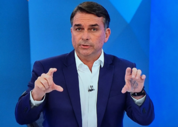Flávio Bolsonaro aparece com “cola” na mão durante entrevista da Globo; veja o que estava escrito 3 GAZETA MERCANTIL Flávio Bolsonaro Aparece Com “Cola” Na Mão Durante Entrevista Da Globo; Veja O Que Estava Escrito