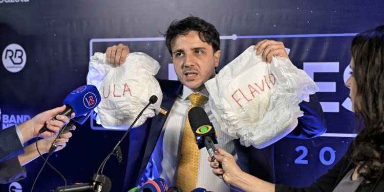Renan Santos chama Lula de “bêbado safado” durante debate presidencial 1 GAZETA MERCANTIL Renan Santos Chama Lula De “Bêbado Safado” Durante Debate Presidencial - Gazeta Mercantil - Política