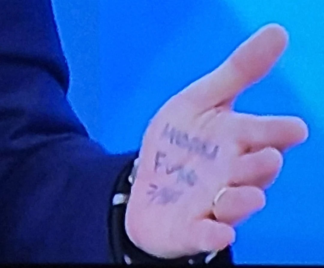 Flávio Bolsonaro Aparece Com “Cola” Na Mão Durante Entrevista Da Globo; Veja O Que Estava Escrito - Gazeta Mercantil - Política