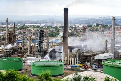 Fechamento de refinarias elevou em 76 bilhões de rands as importações de combustíveis da África do Sul 1 GAZETA MERCANTIL África Do Sul Perde Us$ 4,7 Bilhões Após Redução Da Capacidade De Refino-Gazeta Mercantil