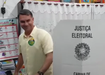 Flávio Bolsonaro Vota No Rio E Segue Para Brasília Para Acompanhar Apuração