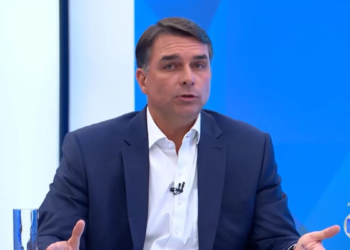 Flávio promete aumento real do salário mÃnimo e nega mudanças em pisos de saúde e educação 3 GAZETA MERCANTIL Flavio Bolsonaro - Gazeta Mercatil