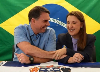 Ao lado de Flávio Bolsonaro, Daniella Marques fala em eleição só daqui a oito anos 2 GAZETA MERCANTIL Flavio Bolsonaro E Daniella Marques - Gazeta Mercantil