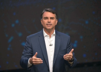 Campanha De Flávio Bolsonaro Promete Excluir Beneficiários Do Bolsa Família Em 2 Anos