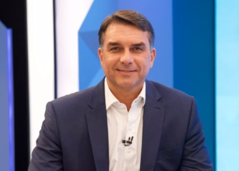 Flávio Bolsonaro enfrenta panelaços durante entrevista à Globo; protestos atingem cinco capitais 2 GAZETA MERCANTIL Flávio Bolsonaro É Alvo De 'Panelaço' Durante Entrevista Na 'Globo'